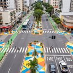 Cruzamento urbano remodelado com intervenção de urbanismo tático e sinalização viária preventiva para pedestres
