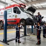 Ambulância do SAMU em manutenção preventiva dentro de uma oficina mecânica