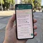 Cidadão utilizando o WhatsApp da prefeitura no celular para acessar serviços públicos municipais