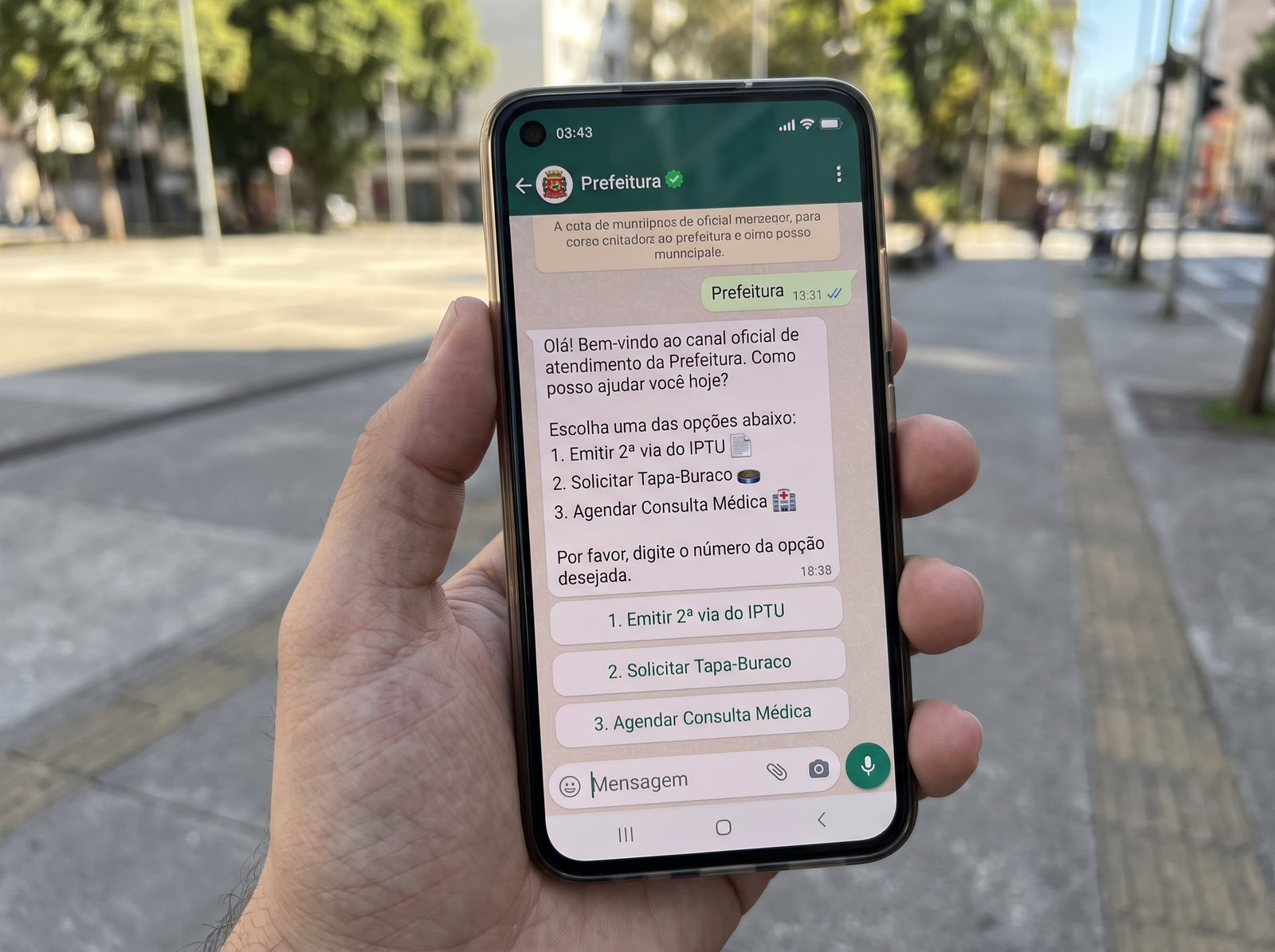Cidadão utilizando o WhatsApp da prefeitura no celular para acessar serviços públicos municipais