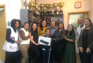Prefeitura de São Paulo entrega Linha Braille para estudante da rede municipal