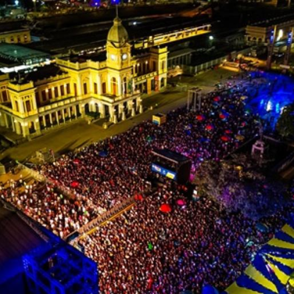 Início da celebração dos 129 anos de BH reúne mais de 20 mil pessoas em shows na Praça da Estação