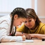 Professor especialista em Atendimento Educacional Especializado (AEE) trabalhando com aluno neurodivergente em Sala de Recursos Multifuncional equipada